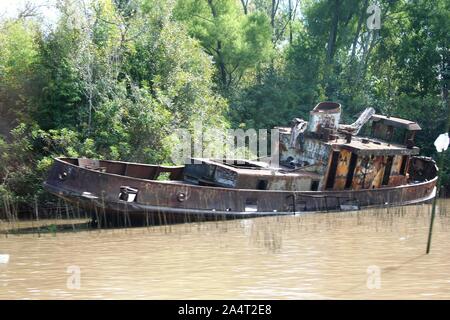 Verlassenes Schiff auf dem Fluss. Verlassenes Schiff auf dem Fluss Paranà. Stockfoto