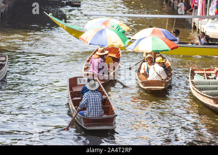 Damnoen Saduak Markt, Thailand: - Mai 18, 2019: - Dies ist ein Schwimmender Markt in Thailand und nehmen Sie ein Boot haben dann eine tolle Tour mit variablem Ma Stockfoto