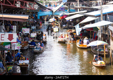 Damnoen Saduak Markt, Thailand: - Mai 18, 2019: - Dies ist ein Schwimmender Markt in Thailand und nehmen Sie ein Boot haben dann eine tolle Tour mit variablem Ma Stockfoto