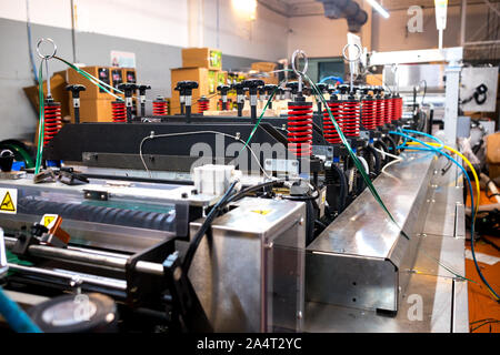 Automatische Kunststoff mit flachem Boden Taschen und Druckmaschine in der modernen Fabrik, Verpackungen aus Kunststoff ist Bürgermeister der industriellen Fertigung Sektor Stockfoto