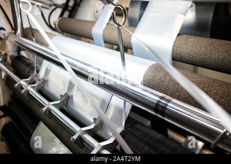 Kunststoffrollen in Kunststoffverpackungen Fabrik mit industriellen Maschinen, Verpackungen aus Kunststoff ist Bürgermeister der industriellen Fertigung Sektor Stockfoto