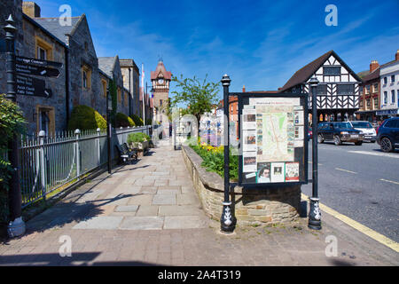 Ledbury High Street mit dem aus dem 17. Jahrhundert stammenden, in Fachwerk umrahmten Market House auf der rechten Seite, Herefordshire, England Stockfoto