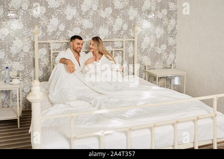 Nahaufnahme Porträt einer jungen Paar auf Hochzeitsreise in einem Hotel Zimmer. Paar beim Kaffee am Morgen. Stockfoto