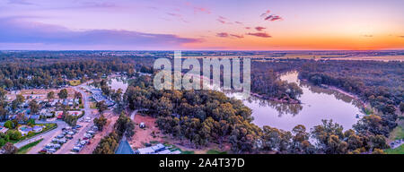 Antenne Panorama der Murray River und Holiday Park bei Sonnenuntergang. Moama, New South Wales, Australien Stockfoto