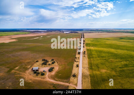 Straße durch landwirtschaftliche Flächen Stockfoto