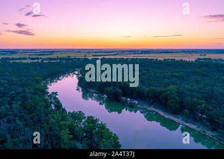 Luftaufnahme der Murray River an der Dämmerung. Moama, NSW, Australien Stockfoto