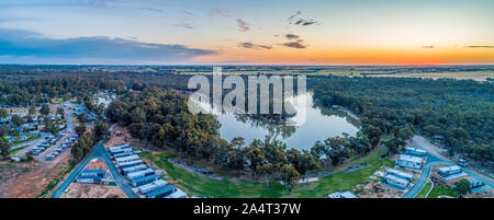 Antenne Panorama der Holiday Park Kabinen am Ufer des Murray River in Moama, NSW, Australien Stockfoto