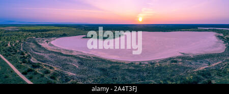 Antenne Panorama der Sonnenuntergang über rosa See in Australien Stockfoto