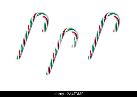 Grün und Rot auf weißen Zuckerstangen, Ansicht von oben isoliert. Stockfoto