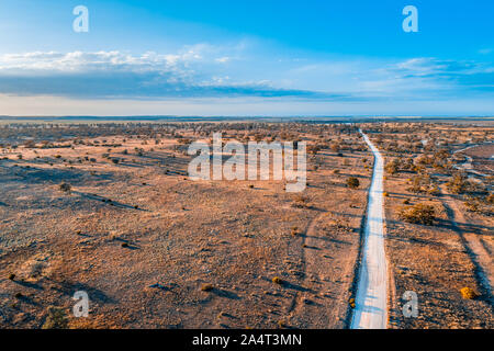 Dirt Road, die durch die australische Wüste in Murray-Sunset National Park Stockfoto