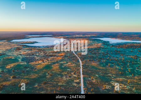 Straße zwischen Salzseen Kenyon und Crosbie in der Wüste Stockfoto