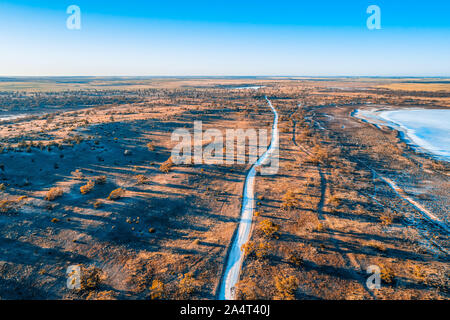 Straße durch den australischen Outback bei Sonnenaufgang Stockfoto