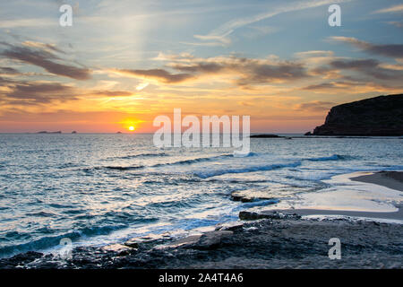 Ibiza - Sonnenuntergang mit Atmosphäre am Abend auf der Cala Comte Stockfoto