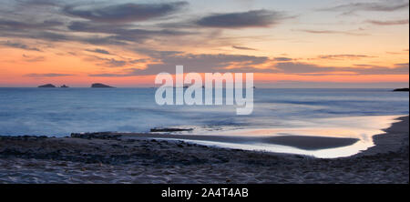 Ibiza - Sonnenuntergang mit Atmosphäre am Abend auf der Cala Comte Stockfoto