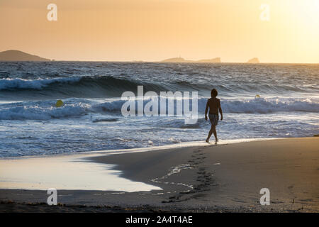 Ibiza - Sonnenuntergang mit Atmosphäre am Abend auf der Cala Comte Stockfoto