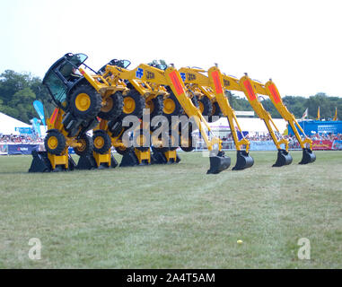 Stunt JCB Bagger Aqua-lounge Formation "Dance"-Routine im neuen Wald 2006. Stockfoto