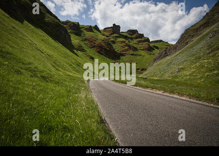 Winnats Pass eine enge steile Kalkschlucht im Peak District, Derbyshire, England Stockfoto