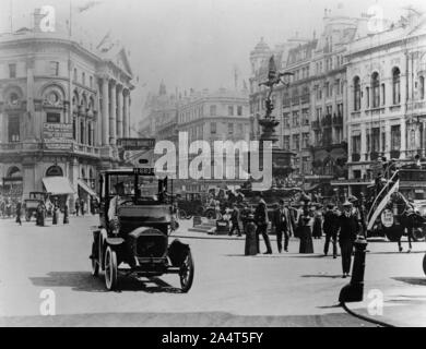 Unic Taxi in Piccadilly Circus, London um 1910. Stockfoto