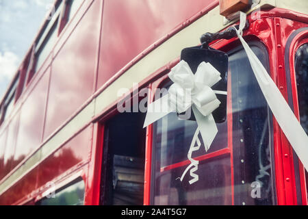 Ursprünglicher roter Doppeldeckerbus routemaster mit Festband, Autokarna 2019, Wollaton Park, Nottingham, East Midlands, England Stockfoto