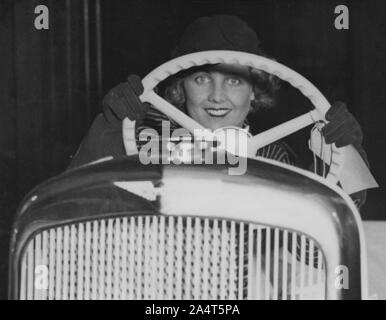 Weibliche Model in Hillman Minx in 1933 Motor Show. Stockfoto