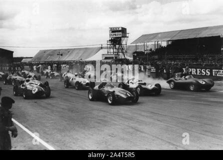 Start 1955 International Trophy Rennen in Silverstone, Hawthorn Vanwall führt. Stockfoto