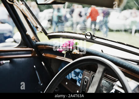 Innenraum der Klassiker mit aufklappbare Windschutzscheibe, Nottingham Transport Festival, Autokarna 2019, Wollaton Park, Nottingham, England East Midlands Stockfoto