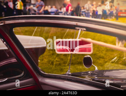 Cabrio classic car seat Detail im Rückspiegel, Nottingham Transport Festival, Autokarna 2019, Wollaton Park, Nottingham East Midlands Stockfoto