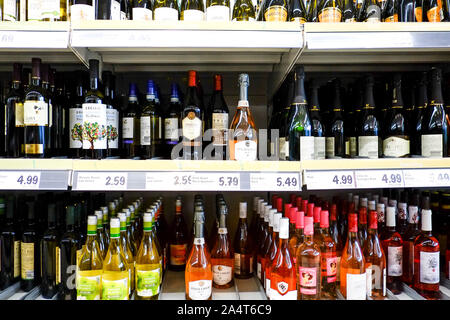 Flaschen Wein auf Verkauf und Anzeige in einem Lidl Supermarkt. Stockfoto