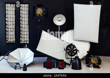 Photo Studio Zubehör Fotograf ist innen weiß Hintergrund Stockfoto