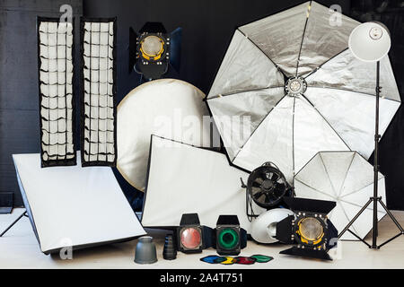 Photo Studio Zubehör Fotograf ist innen weiß Hintergrund Stockfoto