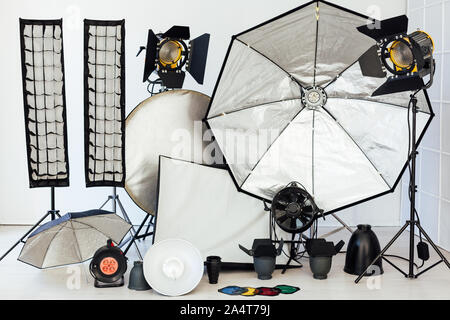 Photo Studio Zubehör Fotograf ist innen weiß Hintergrund Stockfoto