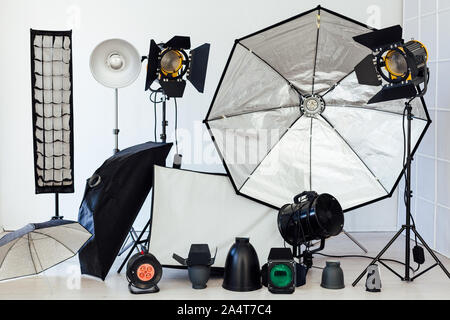 Photo Studio Zubehör Fotograf ist innen weiß Hintergrund Stockfoto