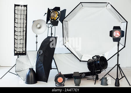 Photo Studio Zubehör Fotograf ist innen weiß Hintergrund Stockfoto