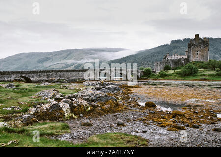 Misty Dawn mit Eilean Donan Castle und Steg, Western Highlands, Schottland Stockfoto