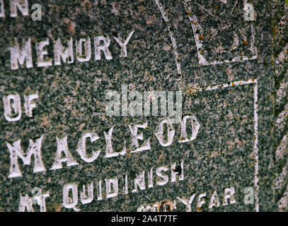 Grabstein eines Macleod von Quidinish auf dem Friedhof der St. Clement's Church an der Rodel, Isle of Harris, Äußere Hebriden, Schottland begraben Stockfoto