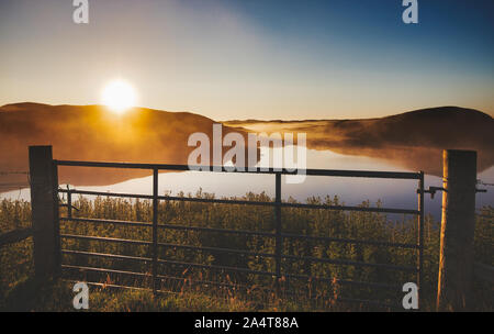 Tau auf Tor oben Loch bei Sonnenaufgang im Sommer, auf der Insel Lewis, Äußere Hebriden, Schottland Stockfoto