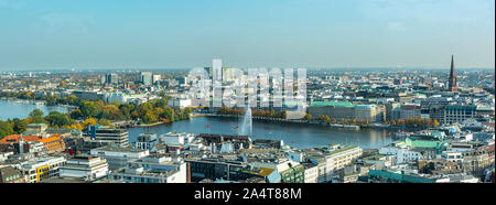 Panoramablick Luftaufnahme der Alster in Hamburg, Deutschland und das Stadtbild an einem sonnigen Tag Stockfoto