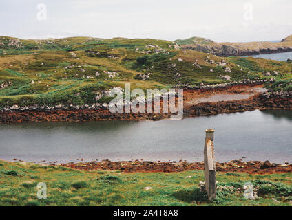 Wand der abgebrochenen Croft nächsten unter die zerklüftete Landschaft der Insel Lewis und Harris, Äußere Hebriden, Schottland Loch Stockfoto