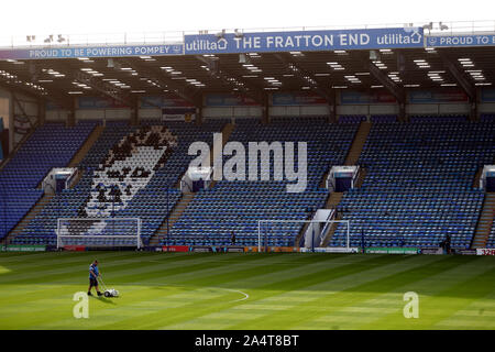 Ein Mitglied des Bodenpersonals malt die touchline vor dem carabao Pokal, dritte Runde bei Fratton Park, Portsmouth. Stockfoto