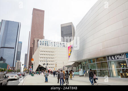 Los Angeles, Kalifornien, USA. Juni 2, 2019. Blick auf den berühmten Walt Disney Concert Hall in Downtown LA. Menschen und Stadt Hintergrund. Stockfoto