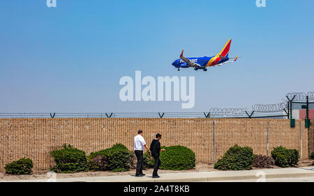 Los Angeles, Kalifornien, USA. 30. Mai 2019. Flugzeug Landung in LA Airport. Flugzeug von Southwest Airlines mit bunten Muster kommt zum Flughafen u Stockfoto