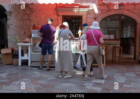 Montenegro, 19.September 2019: Touristen kaufen von einem Eis stand in der Altstadt von Kotor Stockfoto