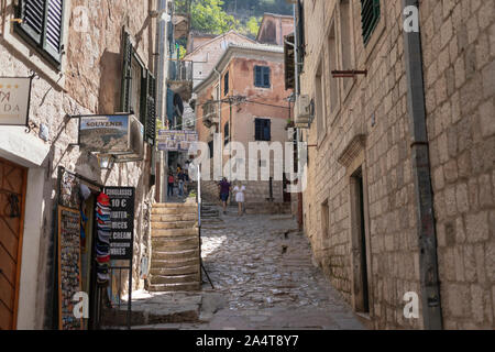 Montenegro - Blick auf einer typischen schmalen Straße mit Kopfsteinpflaster Altstadt von Kotor Stockfoto