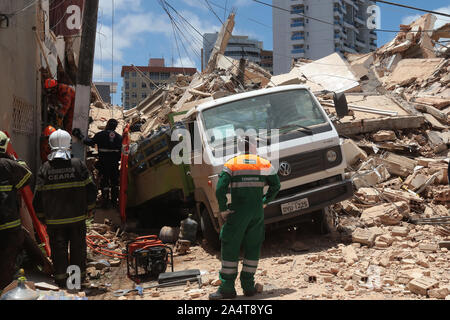 Fortaleza, Brasilien. 15 Okt, 2019. Rettungskräfte suchen nach Überlebenden in den Trümmern des Andrea Gebäude auf Tiburcio Cavalcante Torres Straße in Fortaleza, Brasilien, am Okt. 15, 2019. Das Gebäude, das am Dienstag morgen in Fortaleza im Nordosten Brasiliens zusammengebrochen, gefunden wurde, um einen unregelmäßigen ohne Bau Registrierung zu werden, sagte, daß die Regierung der Stadt. Feuerwehr Kommandant Cleyton Bezerra sagte vorhin, 10 Überlebenden zusammen mit einem nicht identifizierten Körper gefunden worden, und neun weitere werden noch vermisst. Feuerwehrleute sind immer noch auf der Suche den Trümmern nach Überlebenden. Quelle: Xinhua/Alamy leben Nachrichten Stockfoto