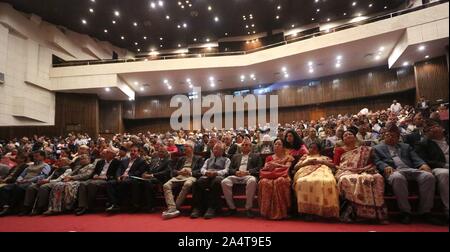 Kathmandu, Nepal. 15 Okt, 2019. Die Teilnehmer nehmen an der 2. China-South Asien Literatur Forum in Kathmandu, Nepal, 15. Oktober 2019. Mit dem Ziel, die Förderung von Kunst, Literatur und Kultur China und die asiatischen Länder, die zweite Ausgabe des China-South Asien Literatur Forum hier oben am Dienstag unter dem Thema "zur Förderung der kulturellen und literarischen Transhimalaya Konnektivität eröffnet." Quelle: Sunil Sharma/Xinhua/Alamy leben Nachrichten Stockfoto