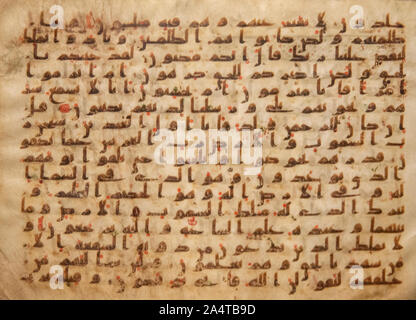 Alte Koran Seite aus dem 9. Jahrhundert in kuffic Sprache auf Tierhaut geschrieben, tropische Museum in Amsterdam, Holland Stockfoto