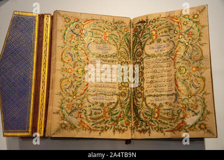 Alte Seite der türkischen Koran von 1885 in tropischen Museum in Amsterdam, Holland Stockfoto