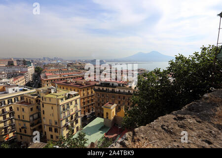 Neapel, Italien - 16. September 2019: Panorama der Stadt von Neapel mit dem Vesuv dahinter Stockfoto