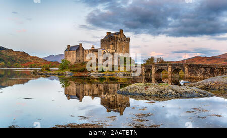 Dämmerung Eilean Donan Castle an Dornie in den schottischen Highlands Stockfoto