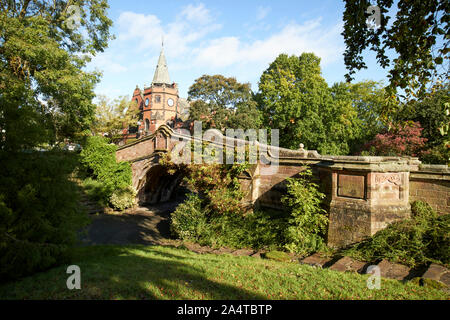 Das Lyceum Gebäude und Dell bridge Port Sunlight England Großbritannien Stockfoto